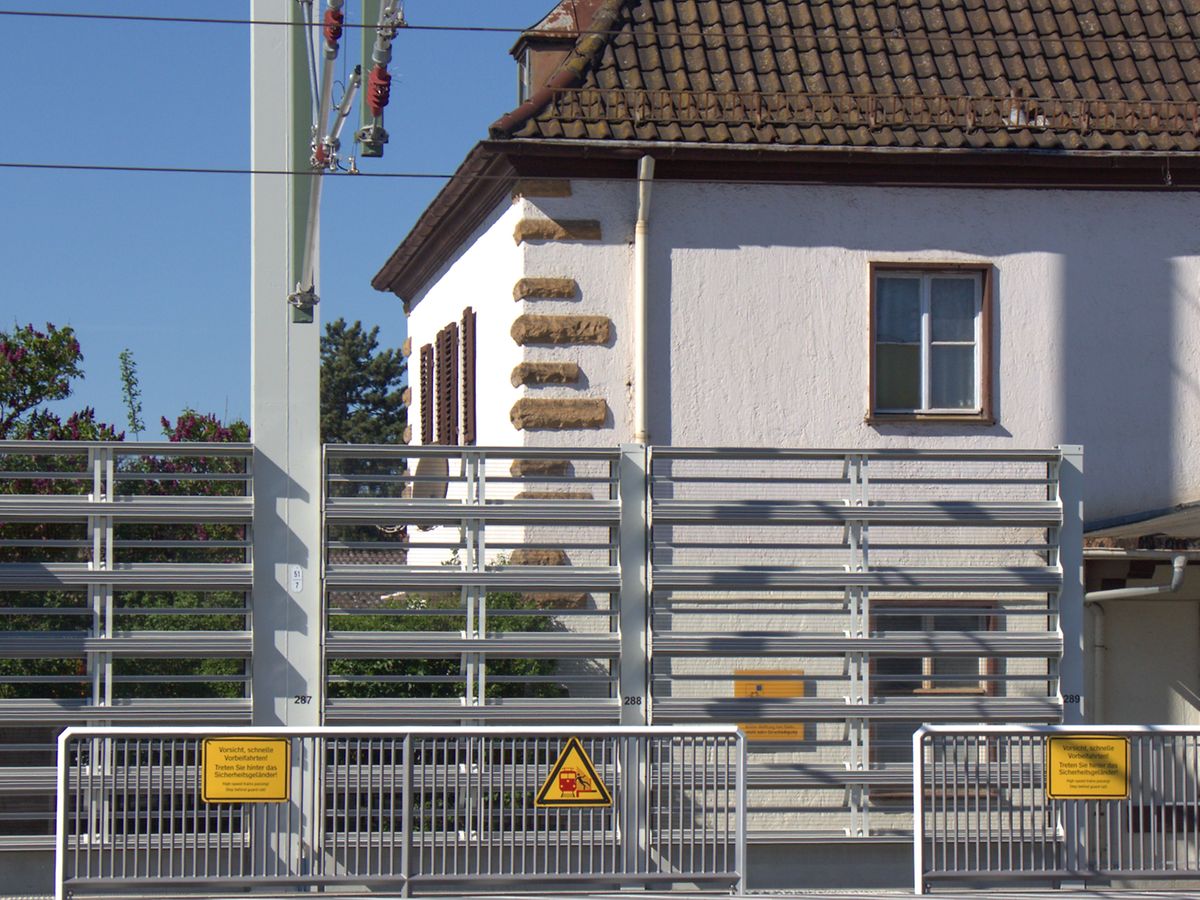 MetaWindow rail am Bahnhofsgebäude in Hirschaid