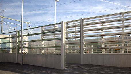Transparente und hochabsorbierende Schallschutzwand vor Bahnhofsgebäude in Hirschaid