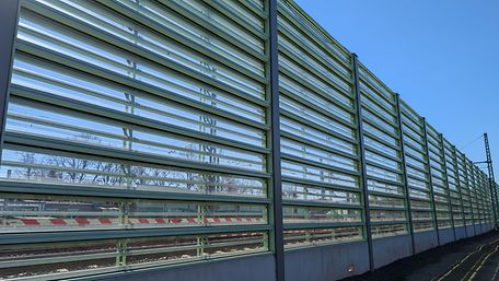 Transparente und hochabsorbierende Schallschutzwand MetaWindow rail an der S-Bahnlinie S4 Hamburg