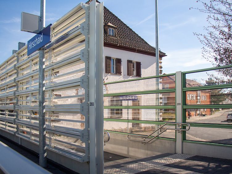 transparente Schallschutzwand MetaWindow rail am Bahnhof Hirschaid